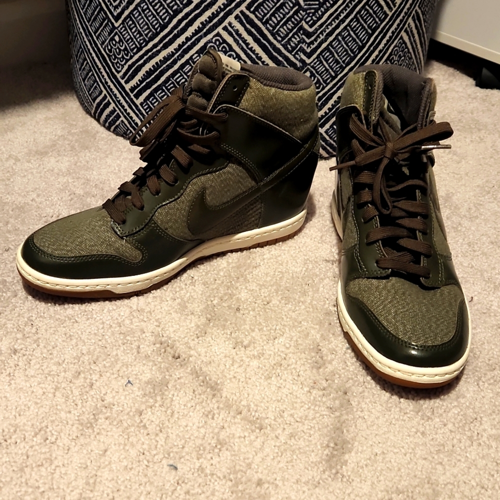 Nike wedge sneaker,  green